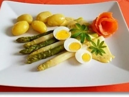 Zweierlei Spargel mit Kräuter Sauce, Drillingen und Lachs-Rose dazu - Rezept - Bild Nr. 25