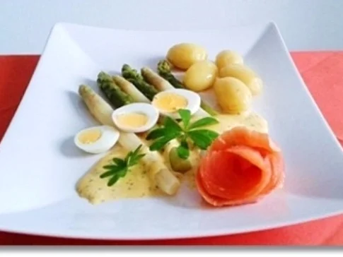 Zweierlei Spargel mit Kräuter Sauce, Drillingen und Lachs-Rose dazu - Rezept - Bild Nr. 26