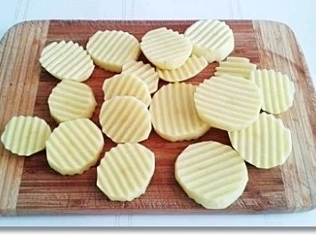 Rezept: Rinderschnitzel mit Kräuter Sauce und Wellenschnitt Pommes dazu Bild Nr. 9 Rinderschnitzel mit Kräuter Sauce und Wellenschnitt Pommes dazu - Rezept - Bild Nr. 9