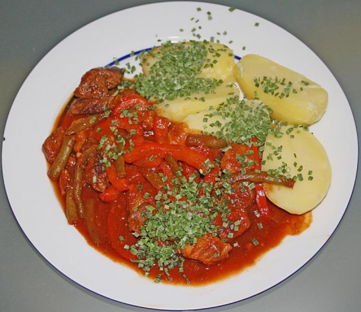 Sommergulasch Gemischtes Gulasch mit grünen Bohnen und roter Paprika -
Rezept Eingereicht von Teichmann