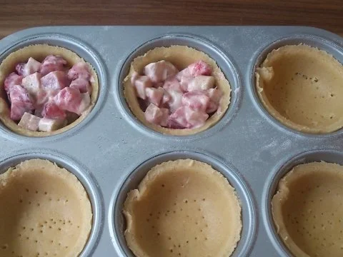 Gedeckte Erdbeer-Rhabarber Muffins - Rezept - Bild Nr. 2