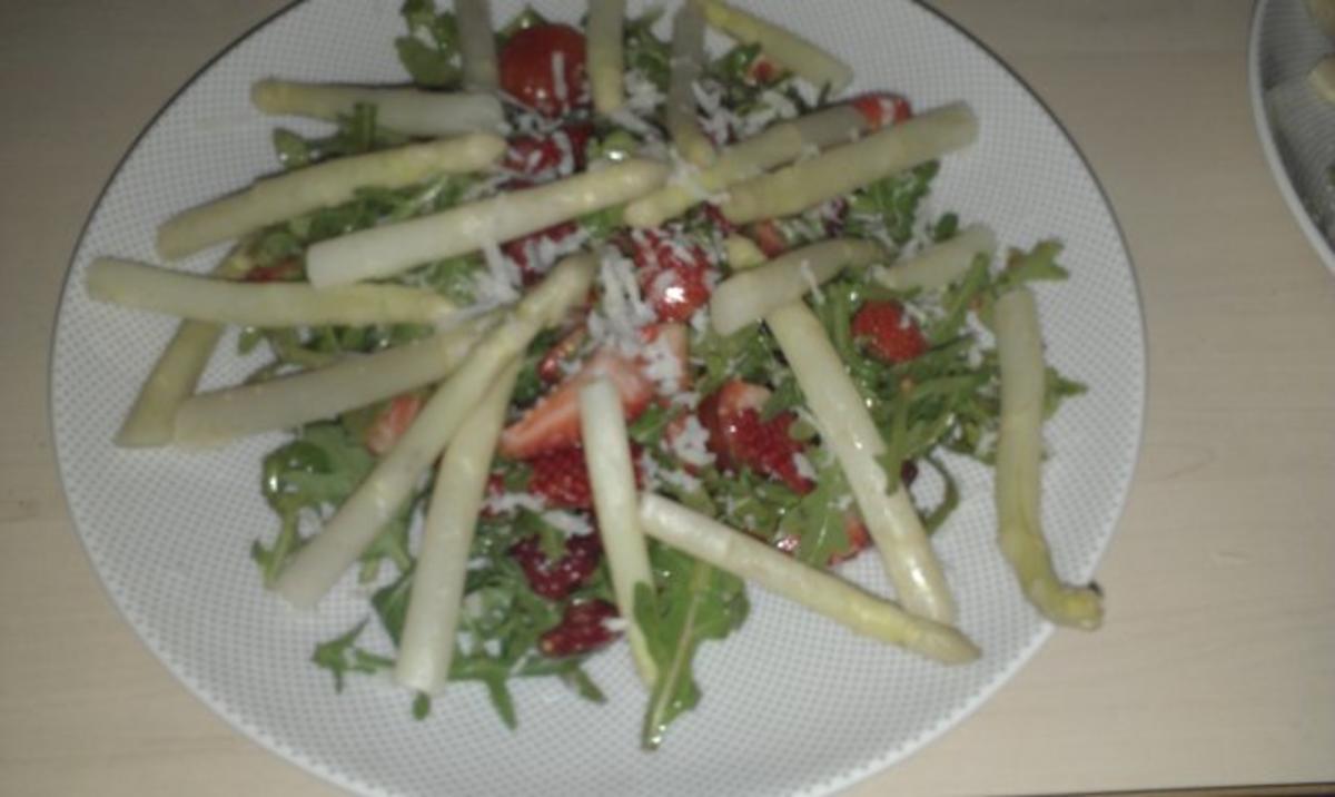 Lauwarme Spargelspitzen auf fruchtigen Salat - Rezept