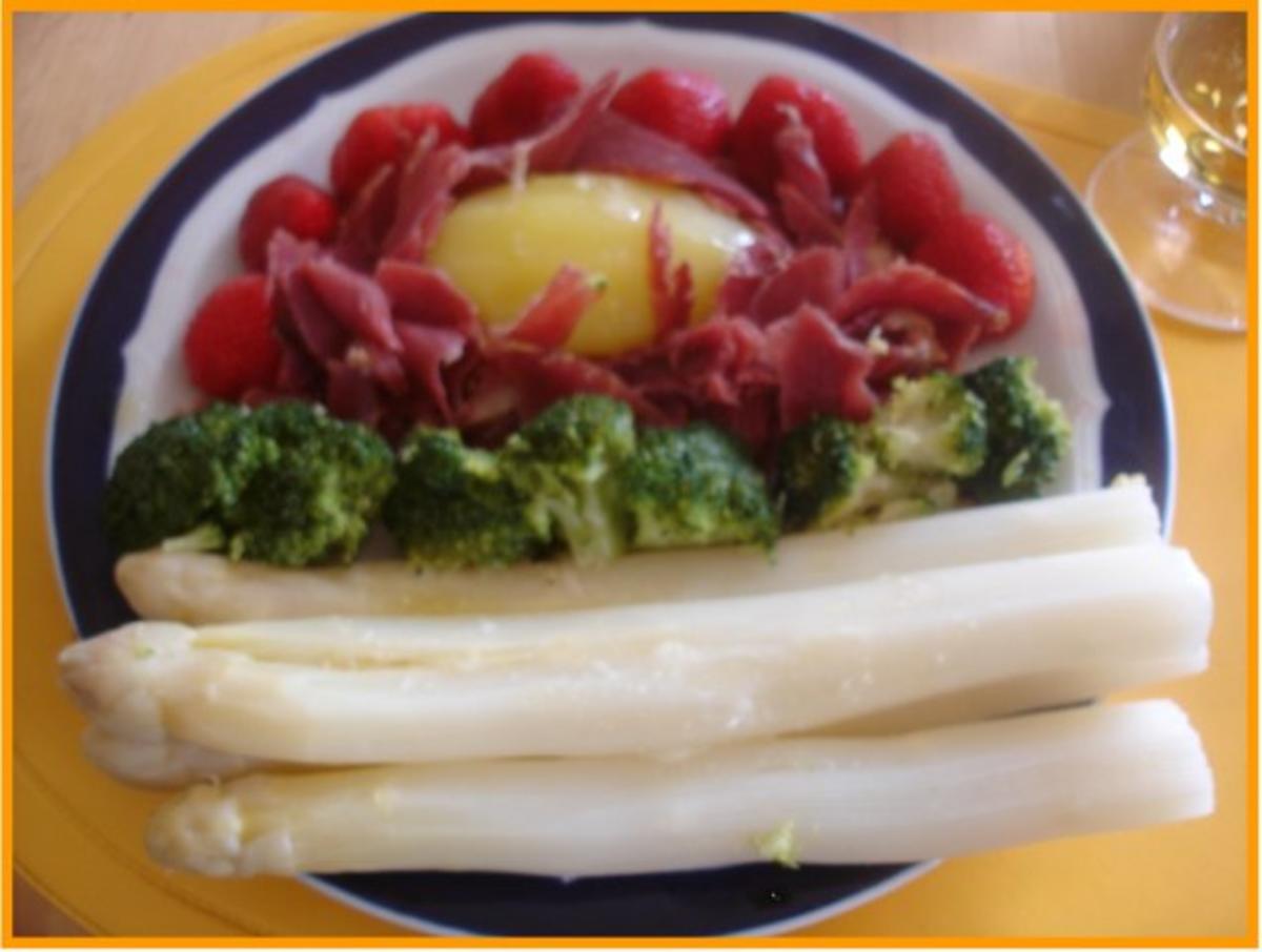 Spargel und Brokkoli, mit Schinken, Kartoffeln und Erdbeeren - Rezept