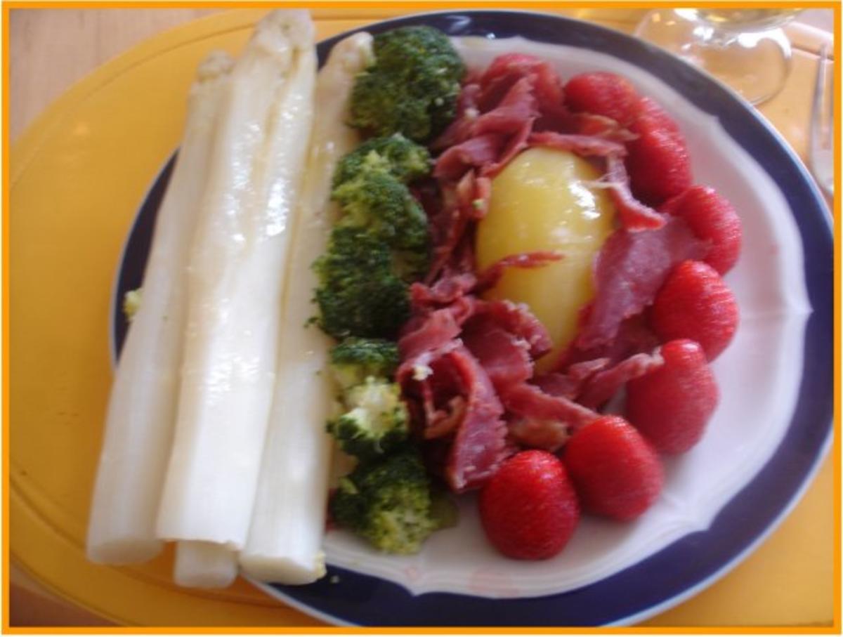 Spargel und Brokkoli, mit Schinken, Kartoffeln und Erdbeeren - Rezept - Bild Nr. 2