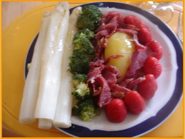 Spargel und Brokkoli, mit Schinken, Kartoffeln und Erdbeeren - Rezept - Bild Nr. 2