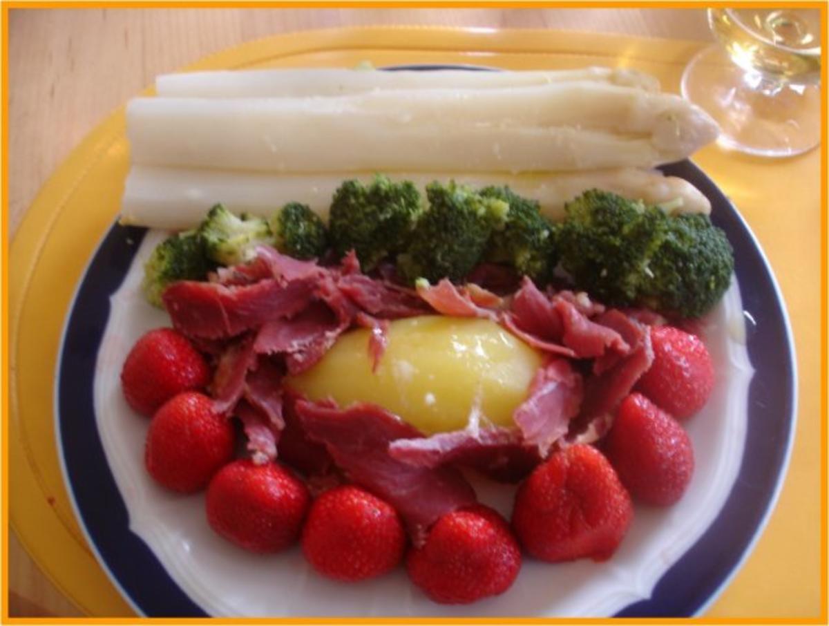Spargel und Brokkoli, mit Schinken, Kartoffeln und Erdbeeren - Rezept - Bild Nr. 3