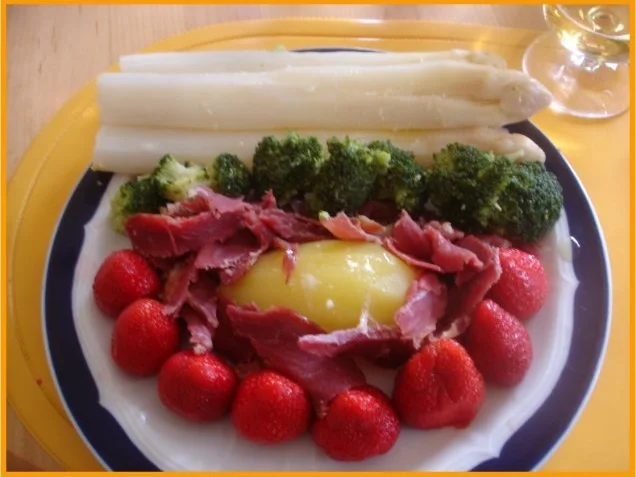 Spargel und Brokkoli, mit Schinken, Kartoffeln und Erdbeeren - Rezept - Bild Nr. 3