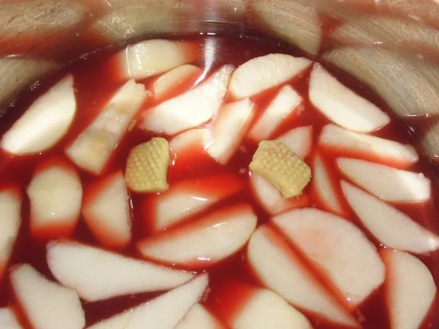 Granatapfel lädt ein: Birne, Chili, Ingwer, Arrak und Apfel - Rezept - Bild Nr. 2