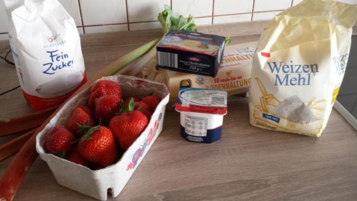 Erdbeer-Rhabarber-Joghurtkuchen - Rezept - Bild Nr. 2