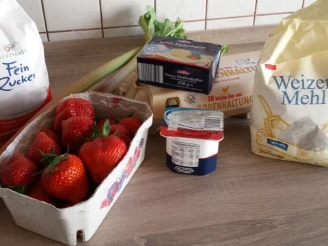 Rezept: Erdbeer-Rhabarber-Joghurtkuchen Bild Nr. 3 Erdbeer-Rhabarber-Joghurtkuchen - Rezept - Bild Nr. 3