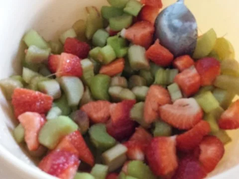 Rezept: Erdbeer-Rhabarber-Joghurtkuchen Bild Nr. 5 Erdbeer-Rhabarber-Joghurtkuchen - Rezept - Bild Nr. 5