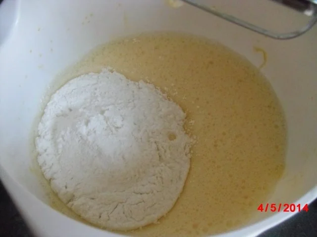 Rezept: Schoko-Biskuit-Rolle mit Sahne und Erdbeer-Füllung Bild Nr. 3 Schoko-Biskuit-Rolle mit Sahne und Erdbeer-Füllung - Rezept - Bild Nr. 3