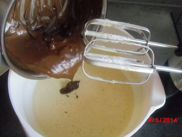 Rezept: Schoko-Biskuit-Rolle mit Sahne und Erdbeer-Füllung Bild Nr. 4 Schoko-Biskuit-Rolle mit Sahne und Erdbeer-Füllung - Rezept - Bild Nr. 4