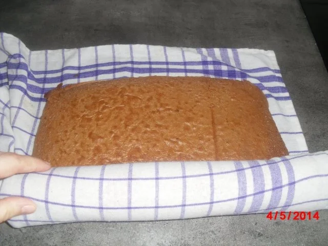 Rezept: Schoko-Biskuit-Rolle mit Sahne und Erdbeer-Füllung Bild Nr. 6 Schoko-Biskuit-Rolle mit Sahne und Erdbeer-Füllung - Rezept - Bild Nr. 6