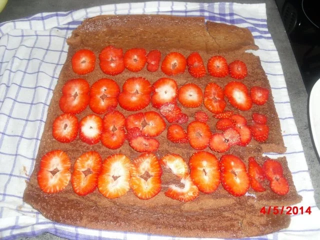 Rezept: Schoko-Biskuit-Rolle mit Sahne und Erdbeer-Füllung Bild Nr. 8 Schoko-Biskuit-Rolle mit Sahne und Erdbeer-Füllung - Rezept - Bild Nr. 8