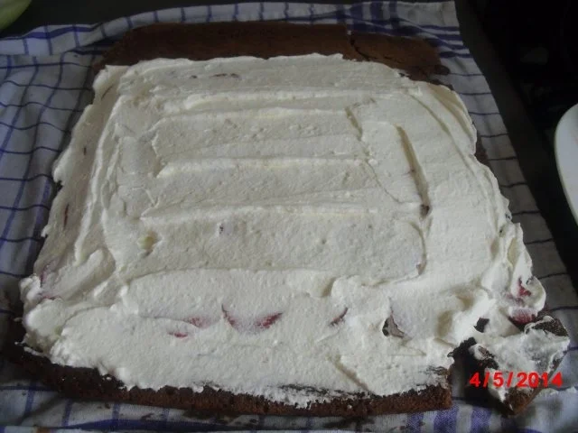 Rezept: Schoko-Biskuit-Rolle mit Sahne und Erdbeer-Füllung Bild Nr. 9 Schoko-Biskuit-Rolle mit Sahne und Erdbeer-Füllung - Rezept - Bild Nr. 9