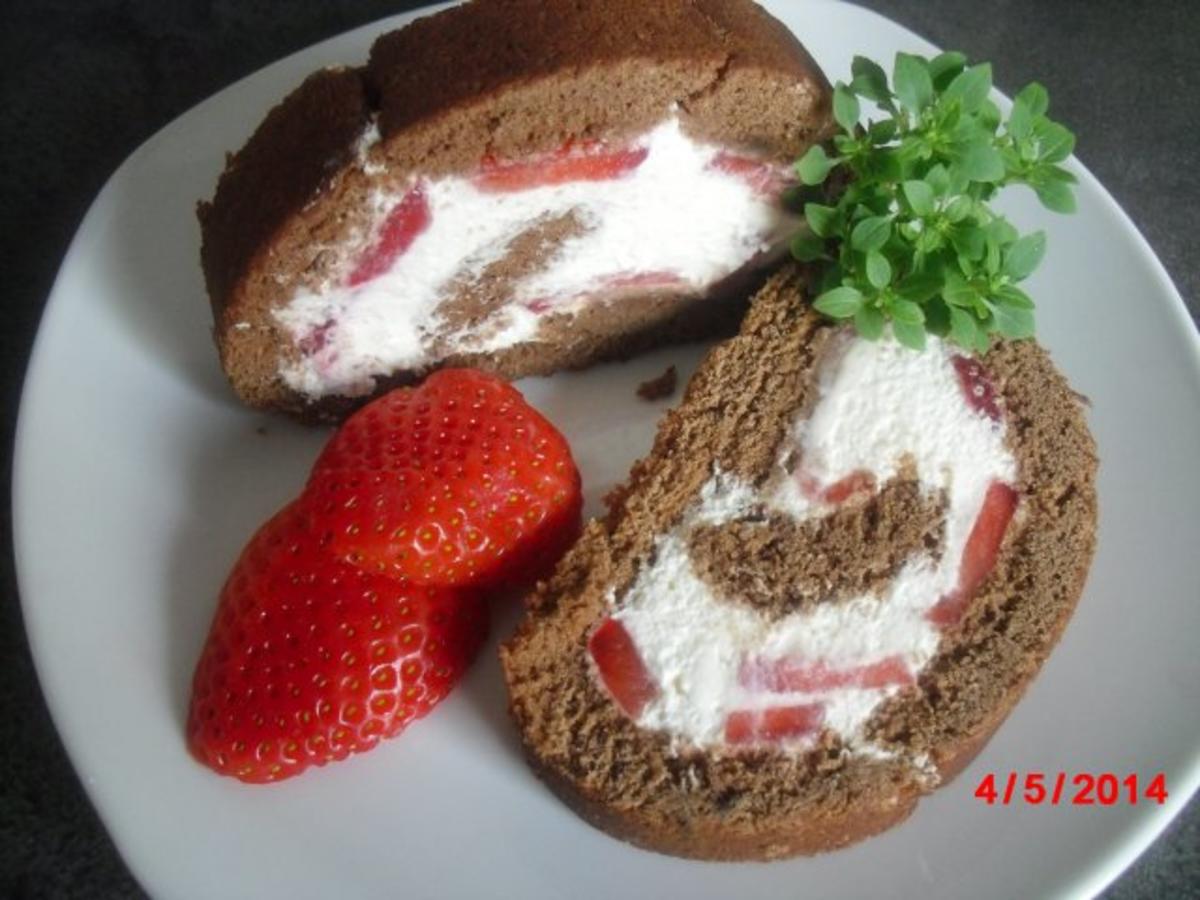 Schoko-Biskuit-Rolle mit Sahne und Erdbeer-Füllung - Rezept - Bild Nr. 2