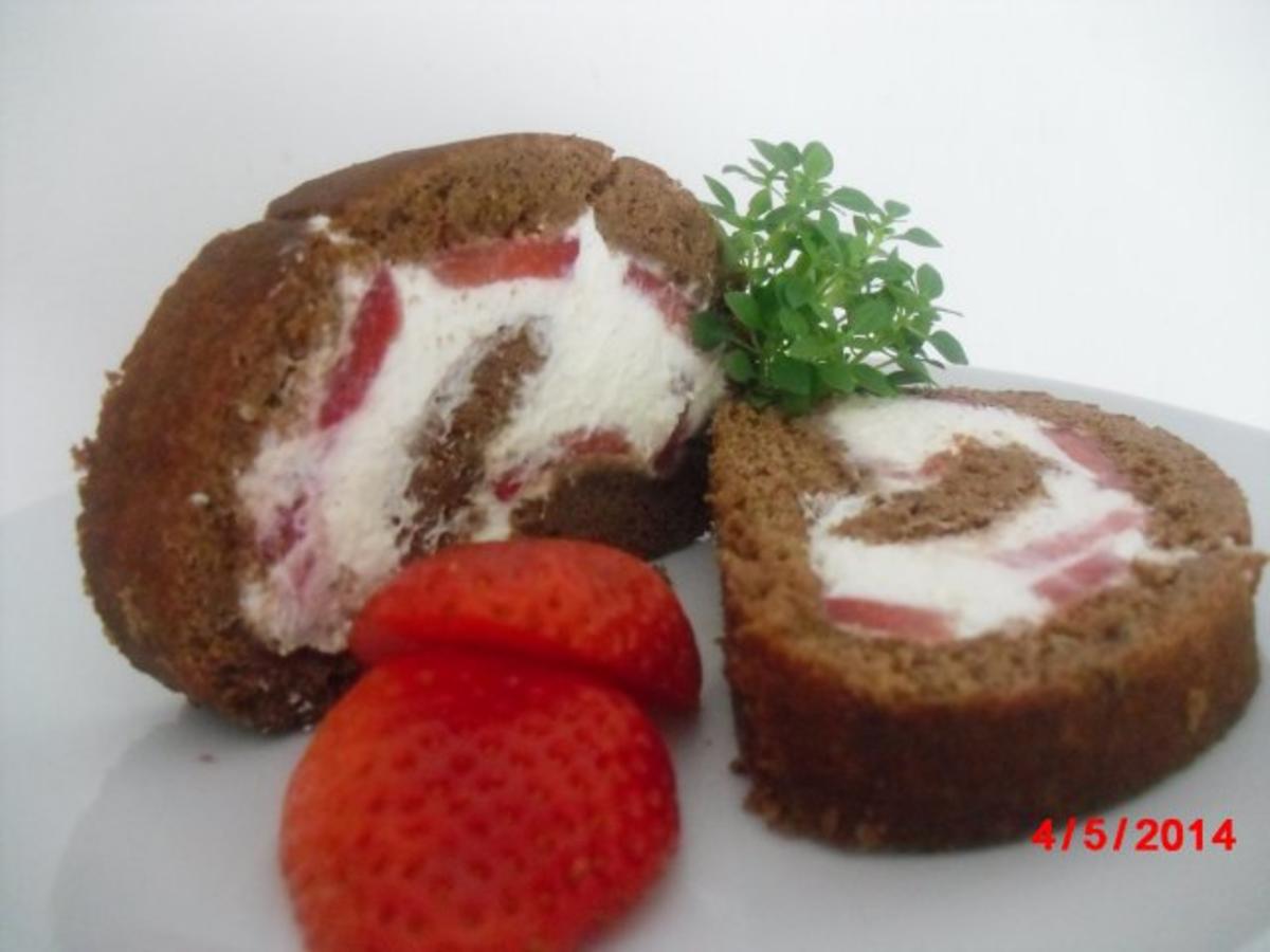 Schoko-Biskuit-Rolle mit Sahne und Erdbeer-Füllung - Rezept