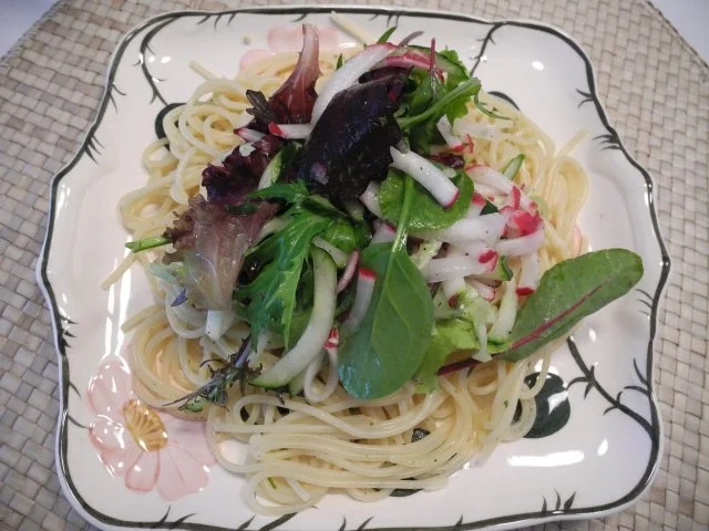 Salat : Nudel - Salat auf dem Teller angerichtet - Rezept