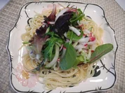 Salat : Nudel - Salat auf dem Teller angerichtet - Rezept