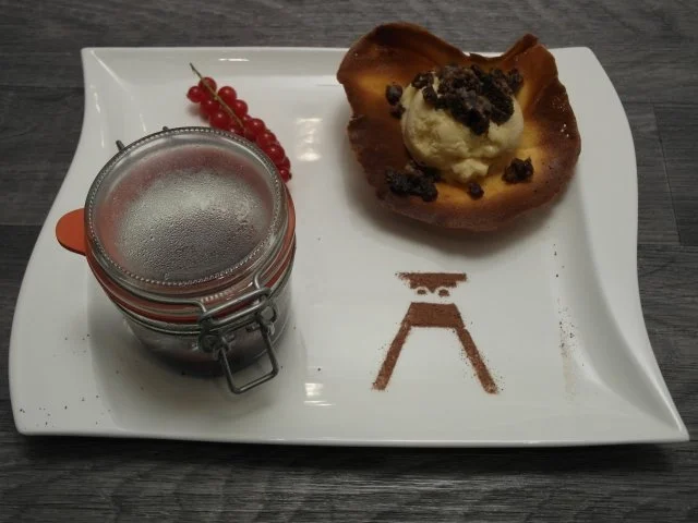 Flambierte Kirschen mit Muckefuck-Eis und Pumpernickel-Crunsh - Rezept