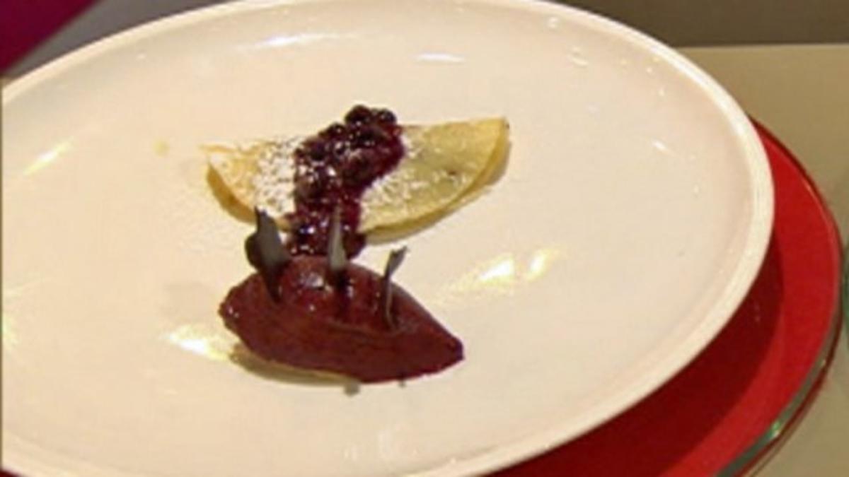 Heidelbeer-Eis mit Crêpe (Oliver Wnuk) - Rezept von Grill den Henssler