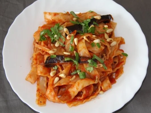 Bandnudeln mit Aubergine und Pinienkernen - Rezept