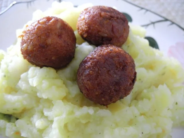 Vegan : Kartoffel - Kohlrabi - Spargel - Stampf mit Tofu - Bällchen + geraspelten Gurken - Rezept - Bild Nr. 3