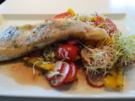 Fischfilet mit Minze auf buntem Salat - Rezept