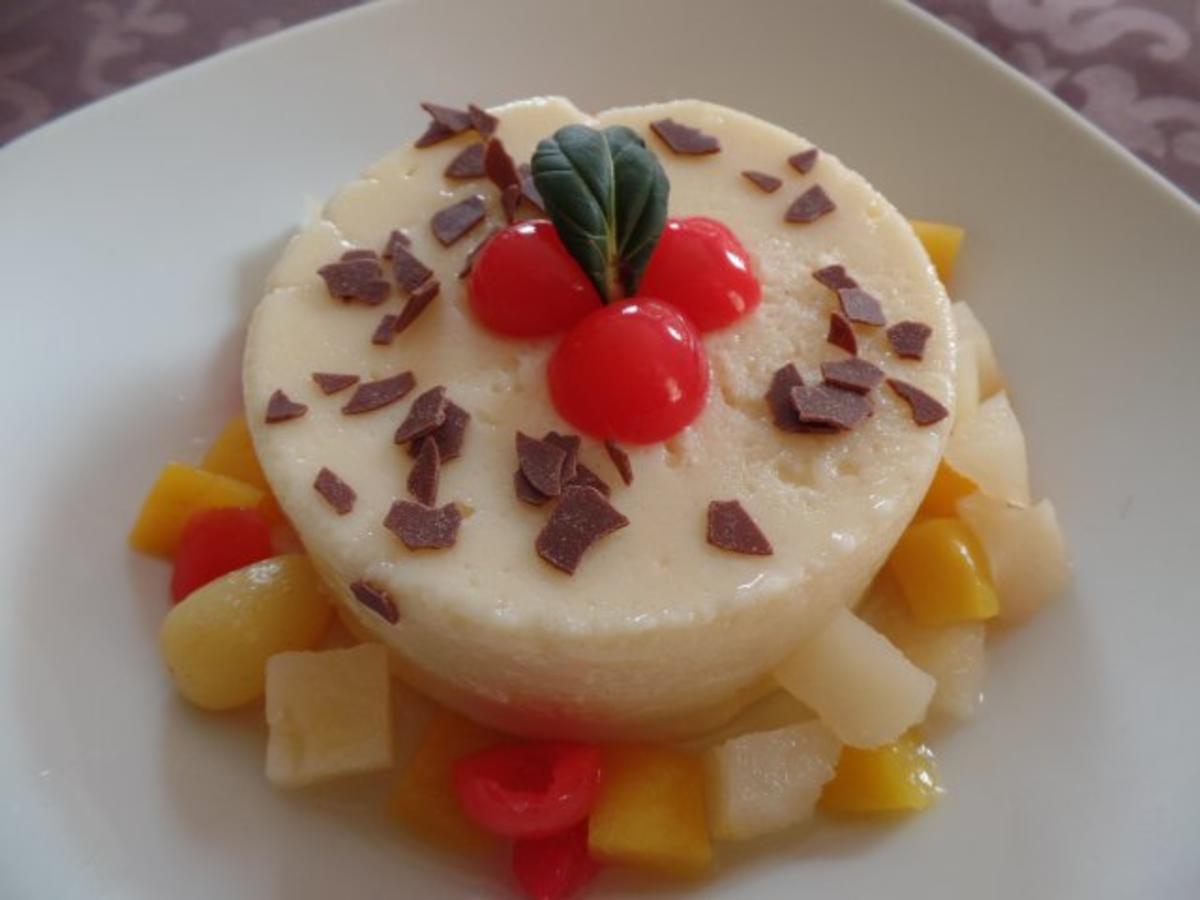 Grießpudding mit Früchten