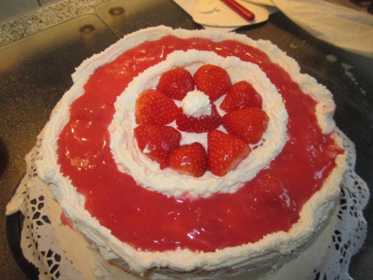 Erdbeer- Überraschungs - Torte - Rezept - Bild Nr. 13