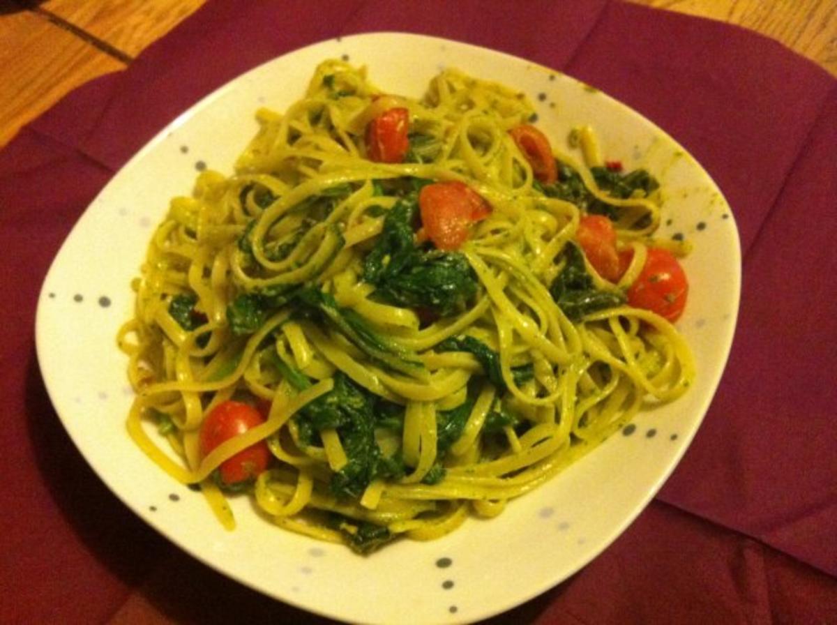 Bilder für Go green: Mangold-Spinat-Linguine mit Basilikum-Pesto - Rezept