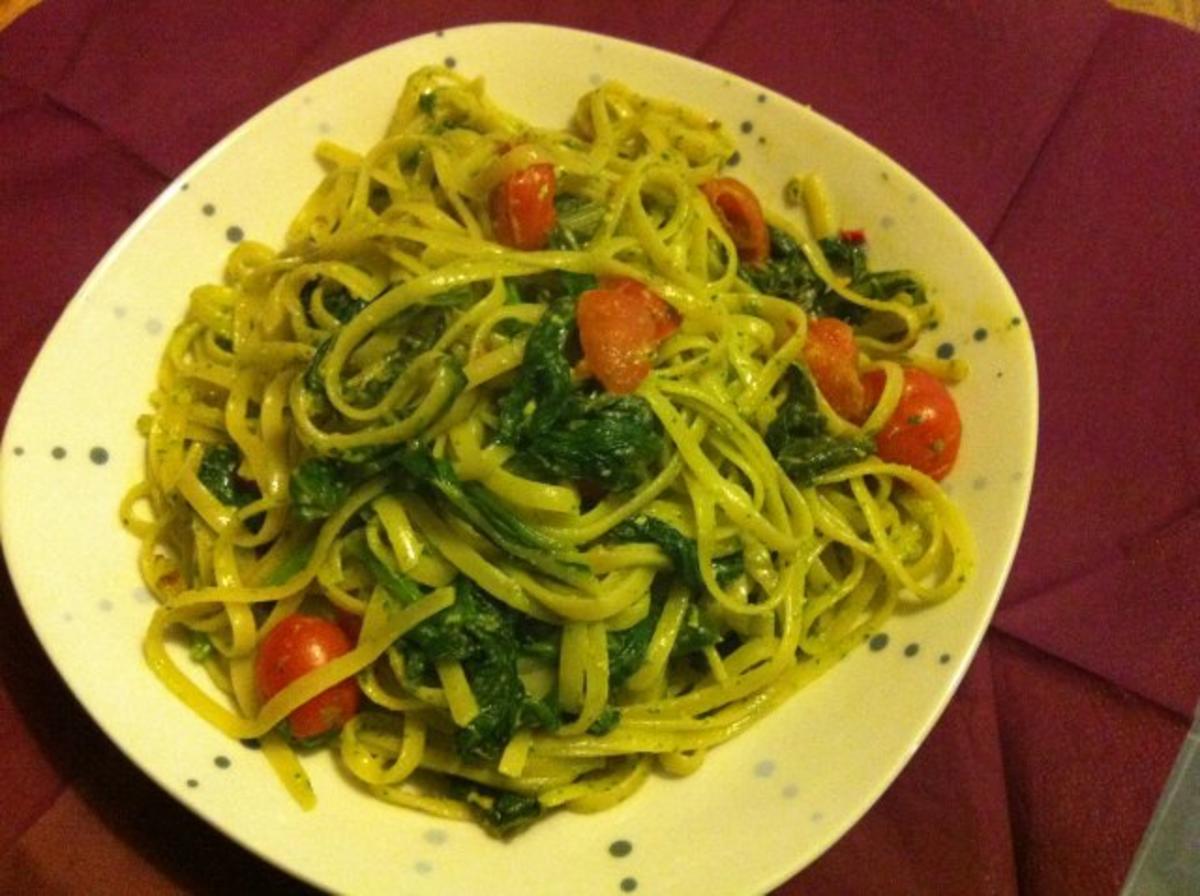 Go green: Mangold-Spinat-Linguine mit Basilikum-Pesto - Rezept - Bild Nr. 2