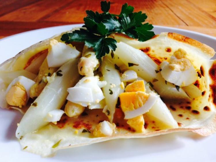 Warmer Spargelsalat mit Crêpes - Rezept mit Video - kochbar.de
