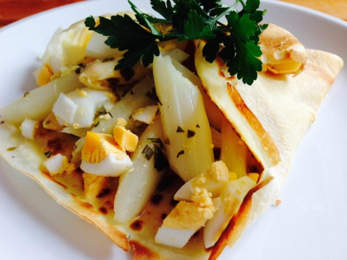 Warmer Spargelsalat mit Crêpes - Rezept mit Video - kochbar.de