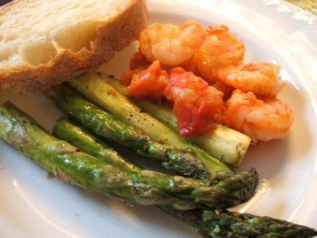 Fisch: Knoblauchgarnelen mit frischen Tomaten und Grünem Spargel - Rezept - Bild Nr. 2