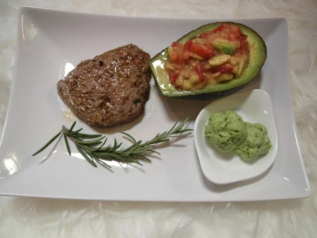 Rezept: Avocado-Erdbeer-Chili Salat und Ministeak Avocado-Erdbeer-Chili Salat und Ministeak - Rezept