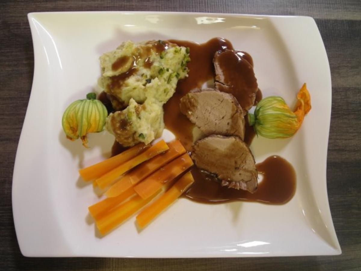 Schweinefilet auf Pistazien-Kartoffel-Püree an Espresso-Portweinsoße - Rezept