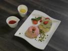 Pistazien -und Erdbeereis auf Fruchtspiegel - Rezept