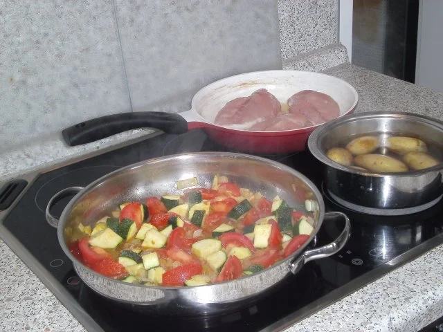 Rezept: Hähnchenbrust an Gemüsepfanne Bild Nr. 6 Hähnchenbrust an Gemüsepfanne - Rezept - Bild Nr. 6