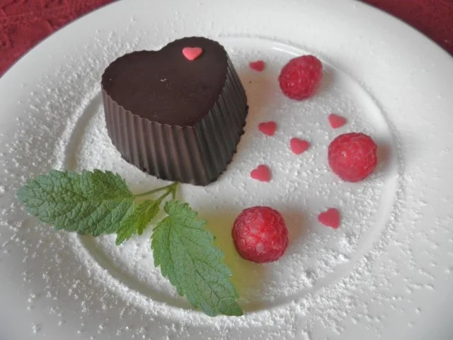 Rezept: Schokoladen - Herzen mit Himbeer - Mousse - Füllung ... Schokoladen - Herzen mit Himbeer - Mousse - Füllung ... - Rezept