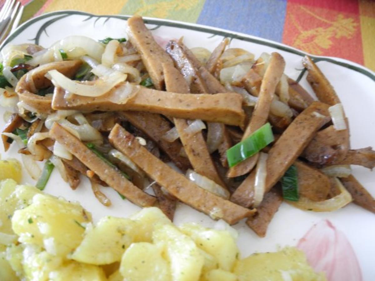 Zwiebel - Seitan  mit schwäbischem warmen Kartoffelsalat - Rezept - Bild Nr. 2