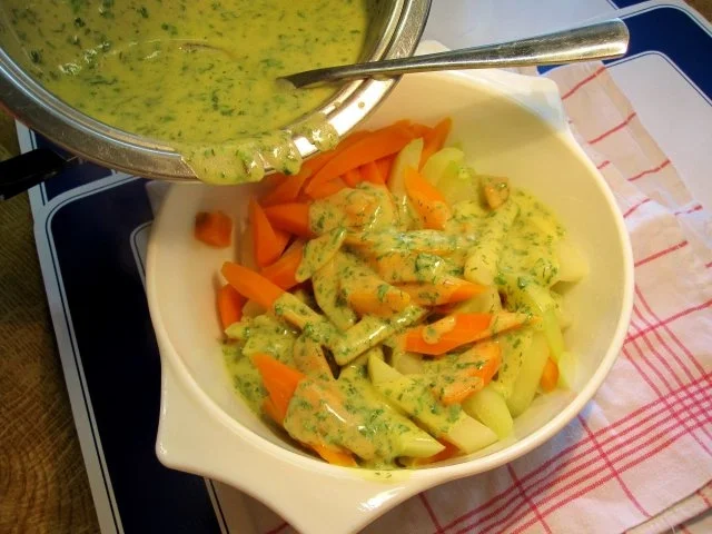 Rezept: Kohlrabi mit Karotten in Kräutersoße Bild Nr. 4 Kohlrabi mit Karotten in Kräutersoße - Rezept - Bild Nr. 4