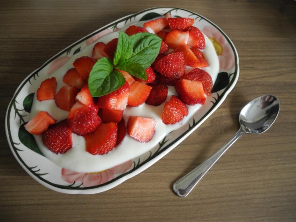 Dessert : Joghurt mit frischen Erdbeeren - Rezept - kochbar.de