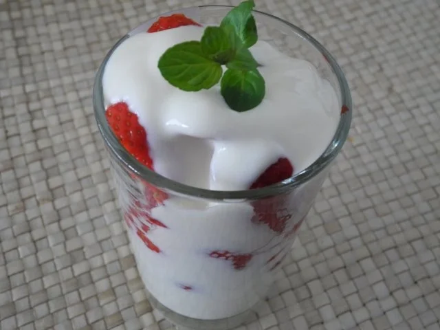 Rezept: Dessert : Joghurt mit frischen Erdbeeren Bild Nr. 2 Dessert : Joghurt mit frischen Erdbeeren - Rezept - Bild Nr. 2