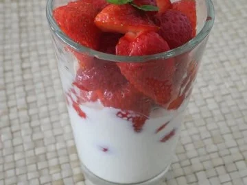 Rezept: Dessert : Joghurt mit frischen Erdbeeren Bild Nr. 3 Dessert : Joghurt mit frischen Erdbeeren - Rezept - Bild Nr. 3