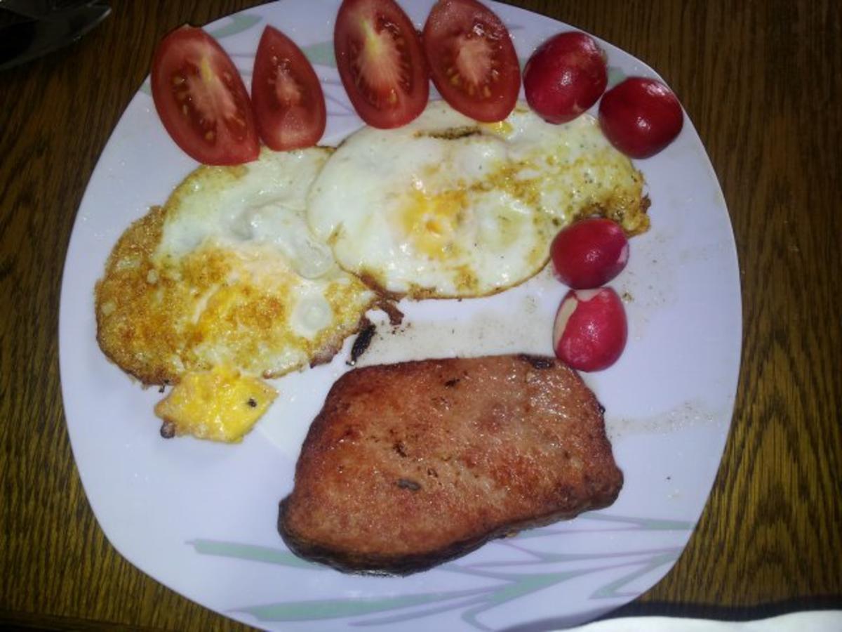 Bilder für Leberkäse gesellt sich zum Spiegelei mit Tomaten und Radieschen - Rezept