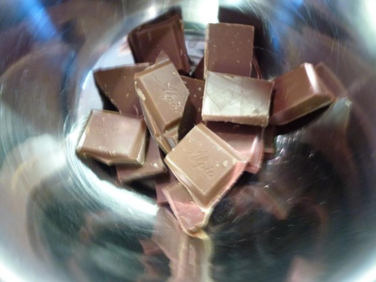 Gugelhupf mit Dreierlei Schokolade - Rezept - Bild Nr. 7