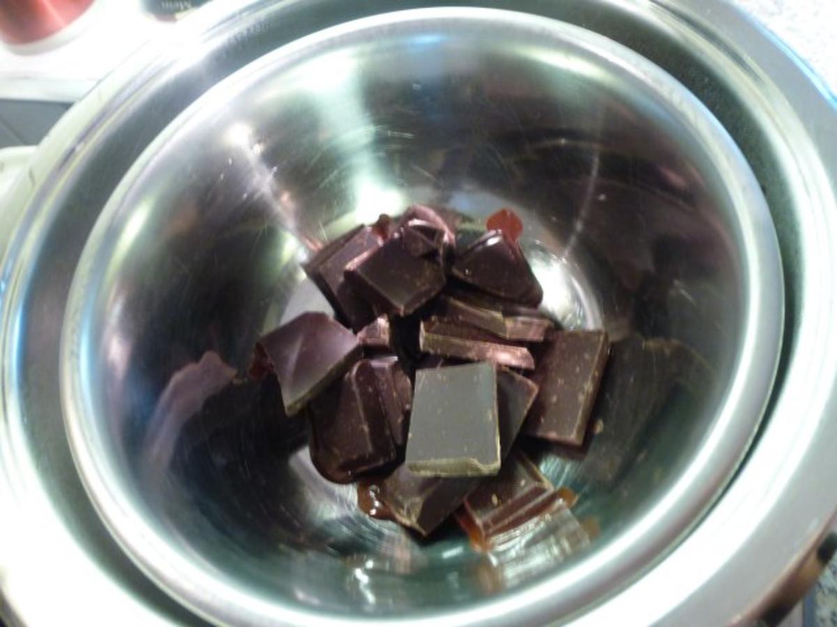 Gugelhupf mit Dreierlei Schokolade - Rezept - Bild Nr. 12