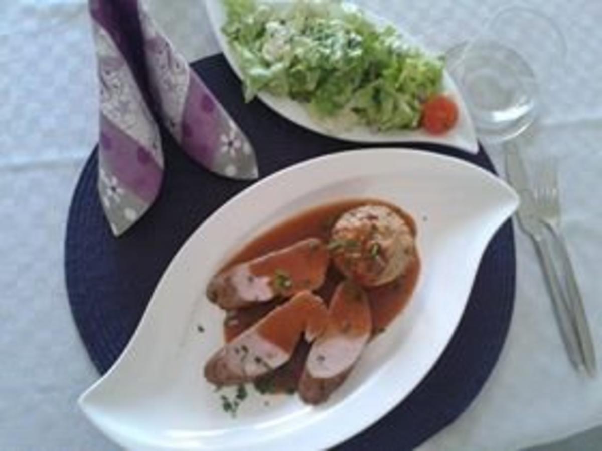 Schweinelendchen mit Paprikarahmsosse und Semmelknödelmuffins - Rezept